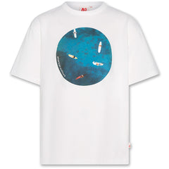 The Silas Tee Pacific from AO76. Crew neck, Short sleeves, Print on the front.