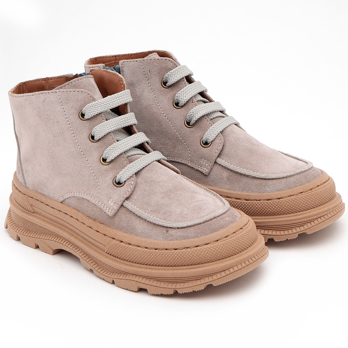 The Hendrik Sneakers from Pepe. Lace up sneakers in beige suede leather.