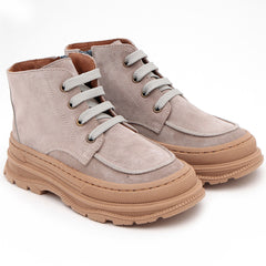 The Hendrik Sneakers from Pepe. Lace up sneakers in beige suede leather.