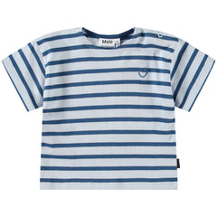 The Eivor Tee from Molo. Striped t-shirt in a loose fit and has a round neck with an easy, two-snap closure on the left shoulder.