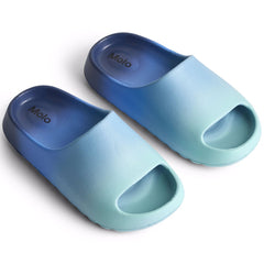 The Zion Slippers from Molo. Moulded bath slippers in blue shades. Water-repellent and ideal for pool and beach.